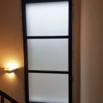 Grande fenêtre dans un escalier